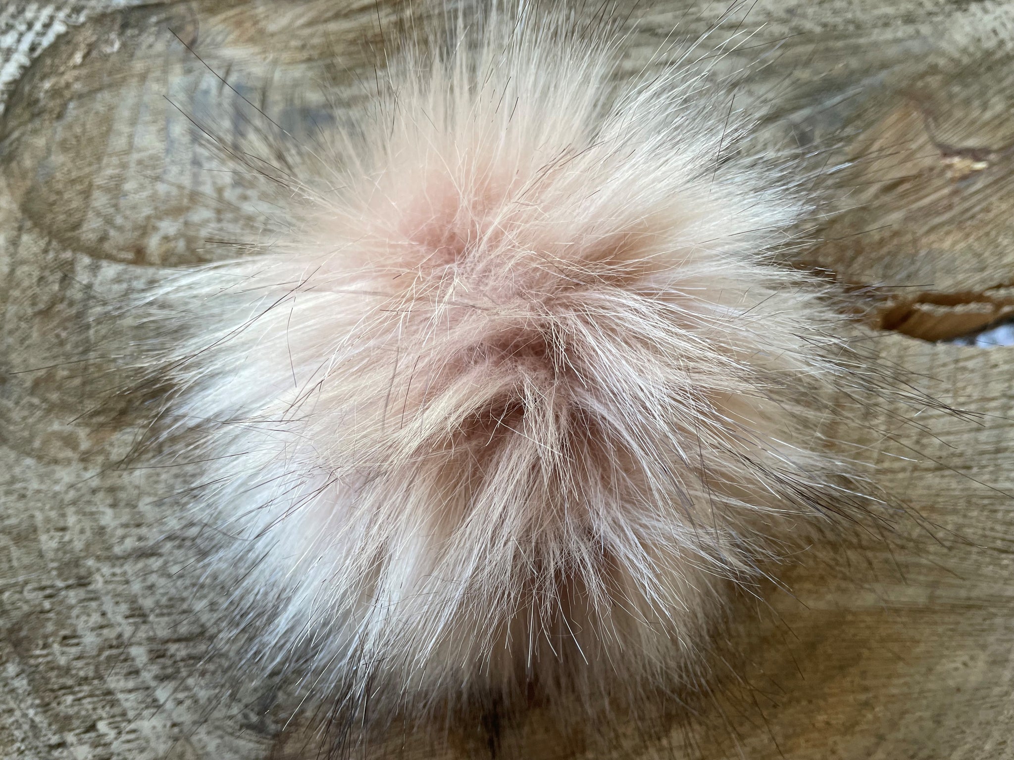 Pompon en fausse fourrure fait main – Atelier 27 Pompon en fausse fourrure fait main – Atelier 27